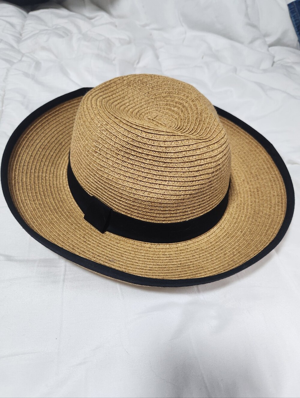 Express BRAND NEW Women’s Wide Brim Straw Sun Hat with Black Trim